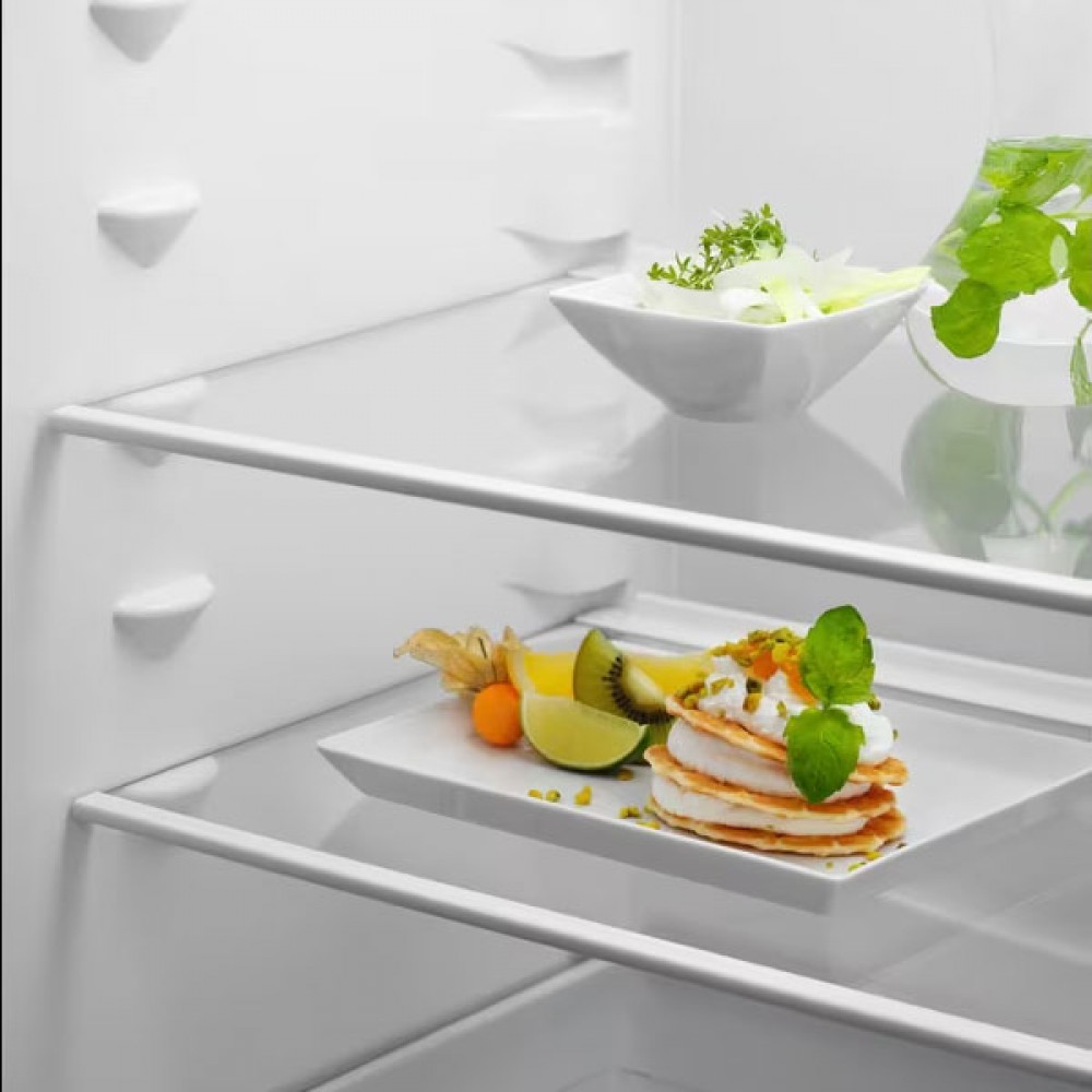 Electrolux 70/30 Fridge Freezer | LNS5LE18S